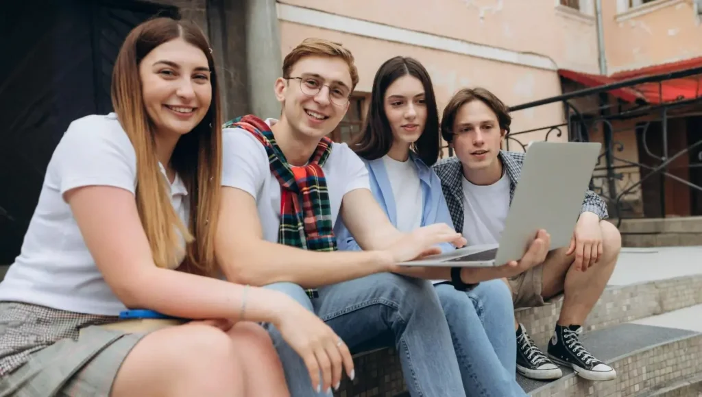 Grupo de estudiantes colaborando en un proyecto de inteligencia artificial en el campus, representando la importancia de Enseñar IA de manera práctica y accesible.
